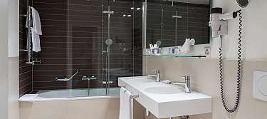 Junior Suite Badezimmer mit Badewanne und Regendusche